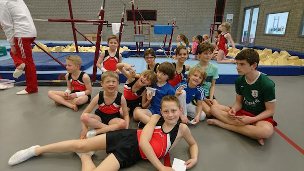 turnen jongens slank en kwiek voorschoten